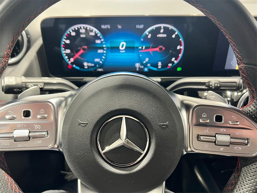 Foto 11 MERCEDES GLA 200d AMG LINE 