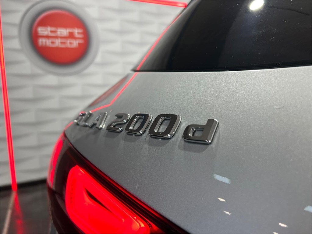 Foto 4 MERCEDES GLA 200d AMG LINE 
