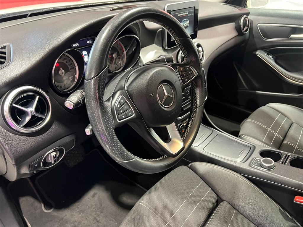 Foto 8 MERCEDES GLA 200d URBAN 7G-DCT 136CV