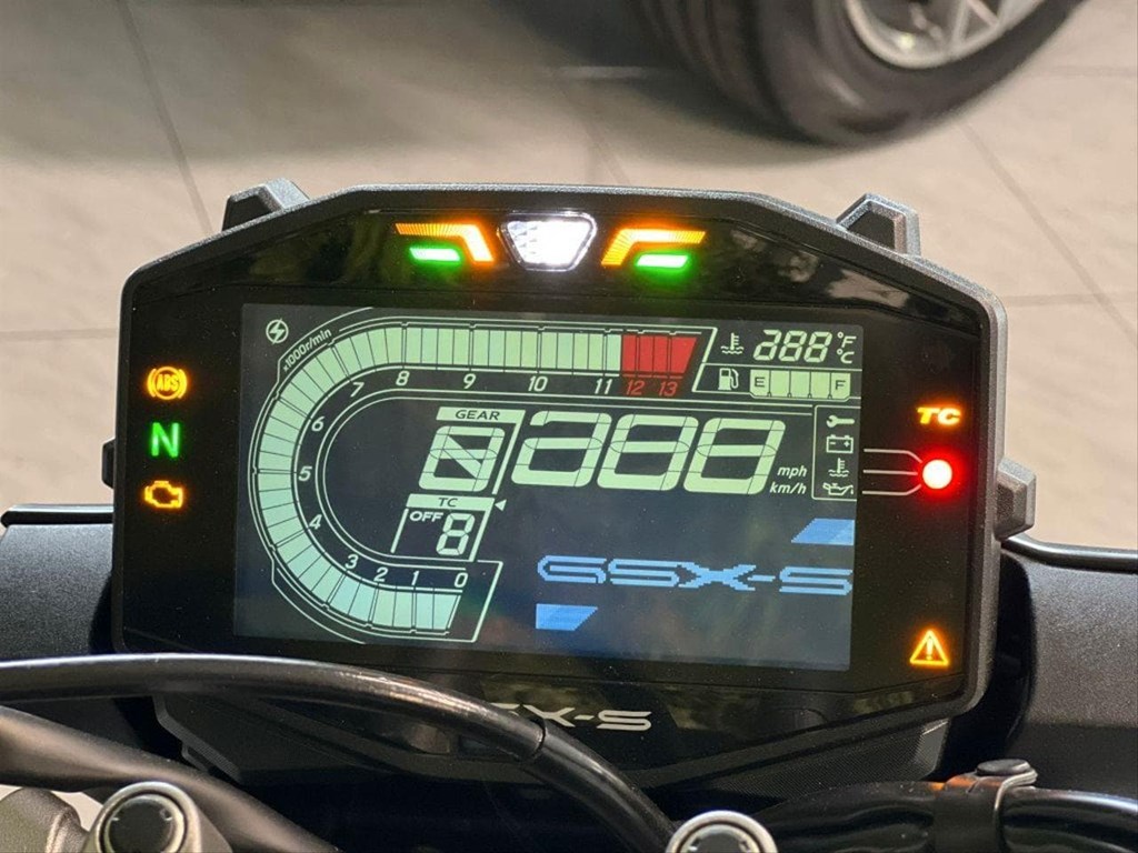 Foto 10 SUZUKI GSX-S 950